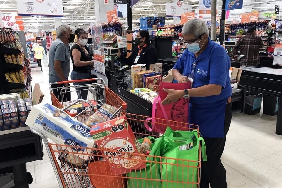 En algunas tiendas Chedraui los adultos mayores que operan como empacadores voluntarios regresaron.