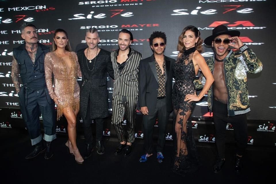 Parte del elenco de la producción se reunió para la foto de alfombra, entre ellos Ninel Conde, Kalimba y Apio Quijano.