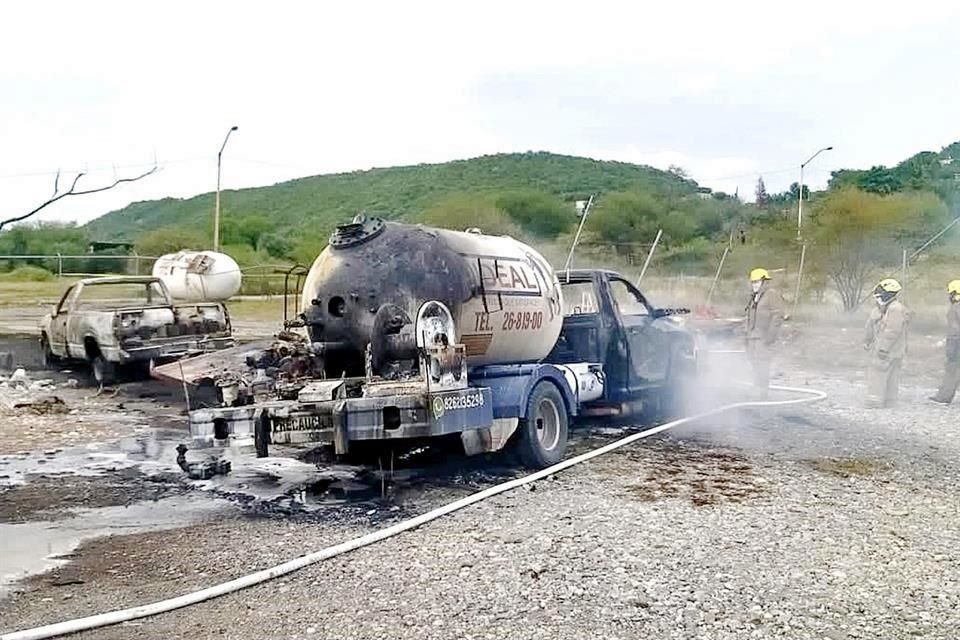 Las llamas alcanzaron dos pipas que se encontraban en la gasera al momento de la explosión.