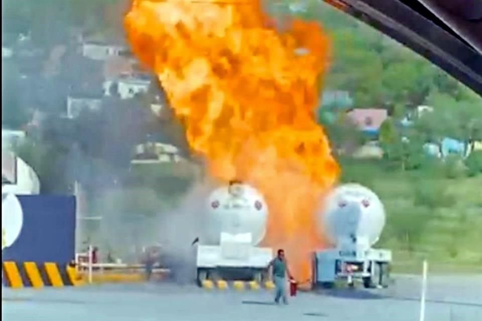 Automovilistas captaron en video cuando un trabajador de la empresa Gas Ideal intenta apagar el incendio con un extintor.