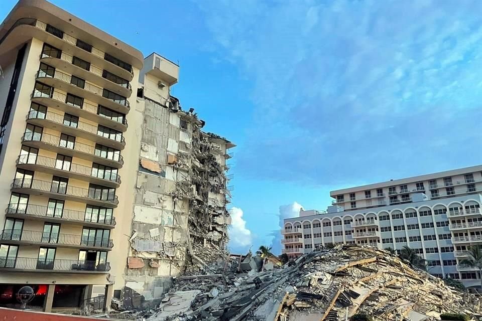 Los bomberos y rescatistas seguían buscando a sobrevivientes entre los escombros, mientras que 159 personas estaban desaparecidas.