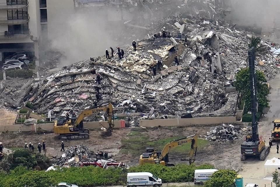 Los rescatistas removían manualmente los escombros de la torre de departamentos para encontrar a sobrevivientes.