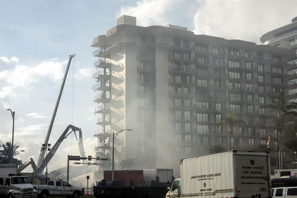 Congrúas y equipos especiales, los bomberos trabajaban en el lugar.