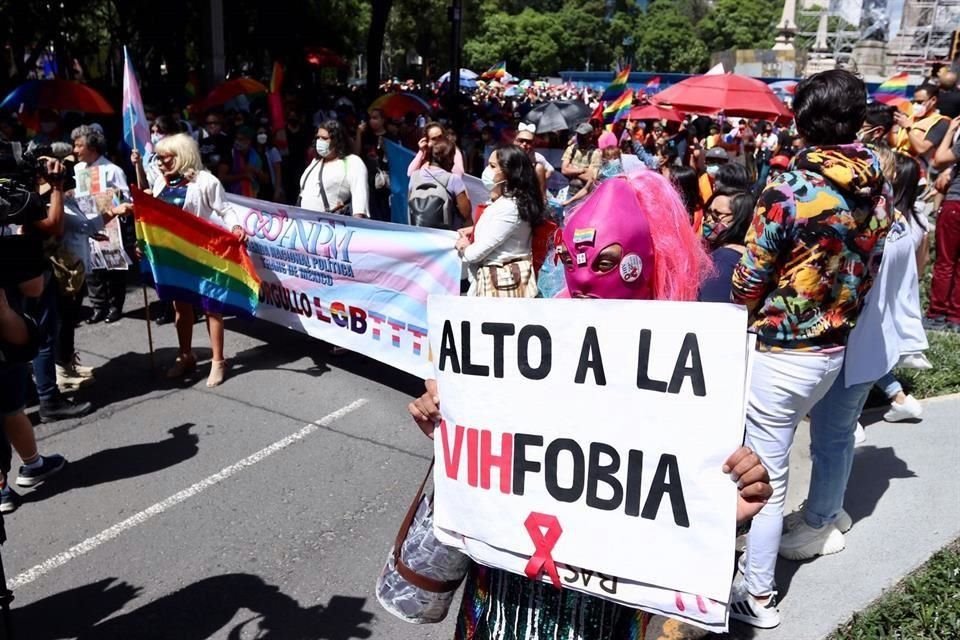 Cientos de personas protestan contra la discriminación.