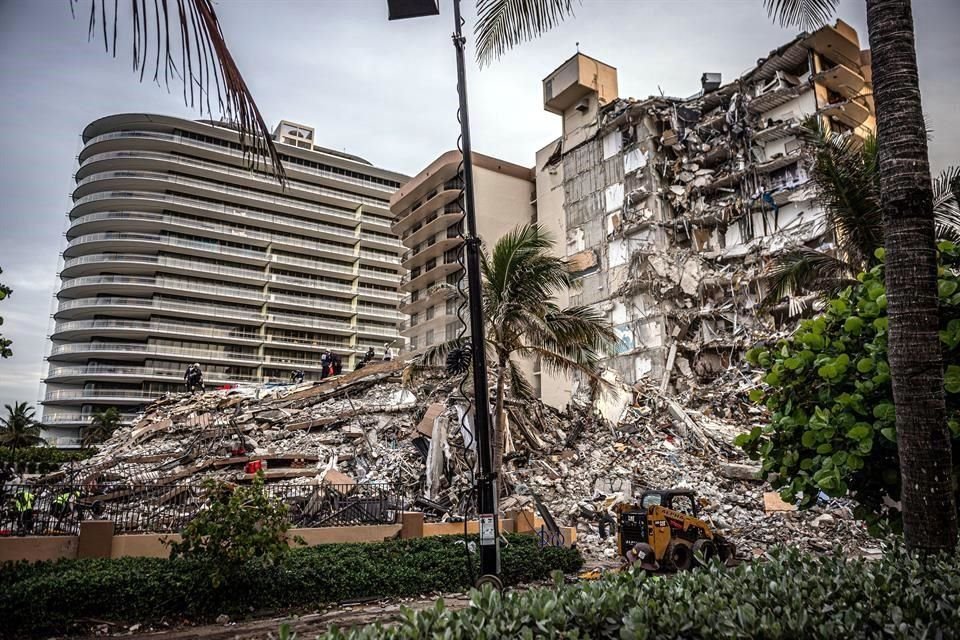 La humedad salada por el mar tiende a corroer el acero y el concreto de los edificios al pie de la playa, por lo que Miami revisa cada 40 años las estructuras.