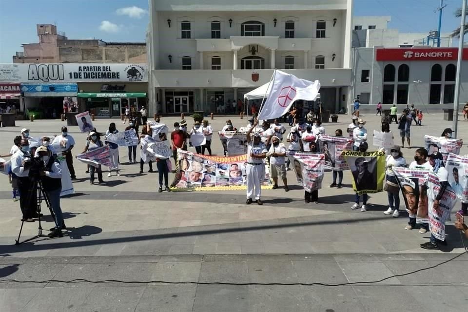 Los inconformes llevaron la protesta a la plaza principal de la ciudad.