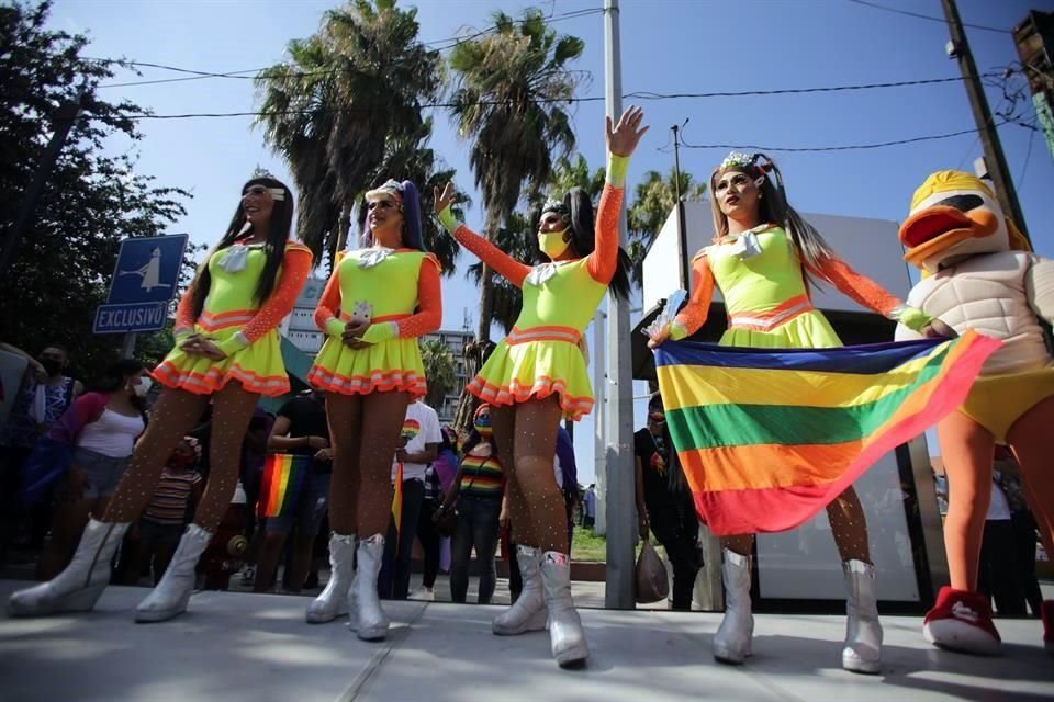 Con banderas arcoiris y ropa alusiva a la comunidad, cientos de personas se congregaron en el cruce de las calles Alfonso Reyes y General Anaya.