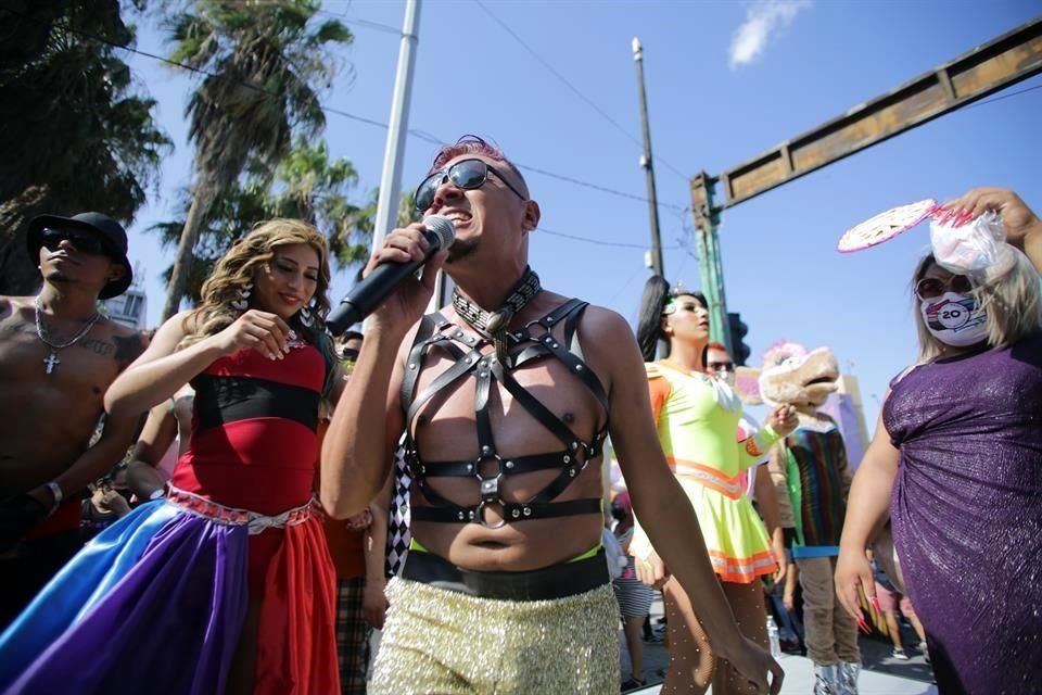 Con banderas arcoiris y ropa alusiva a la comunidad, cientos de personas se congregaron en el cruce de las calles Alfonso Reyes y General Anaya.