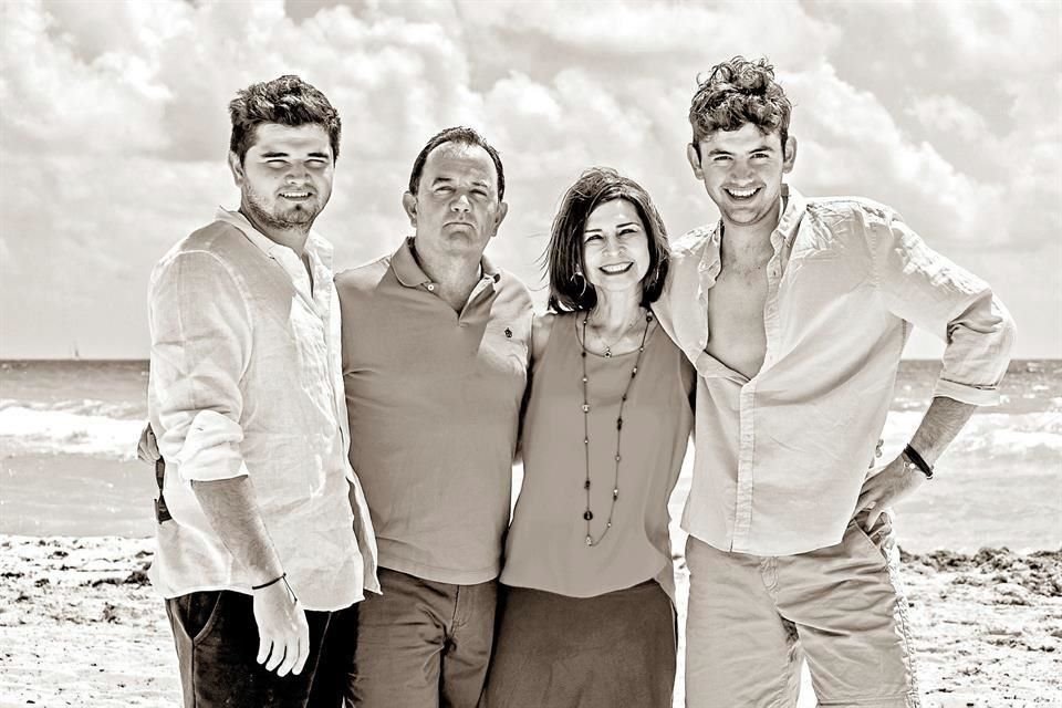 ABRIL DEL 2023 Enrique Asín Velázquez, Enrique Asín Lares, Lumi Velázquez Sánchez y Mauricio Asín Velázquez en Cancún.