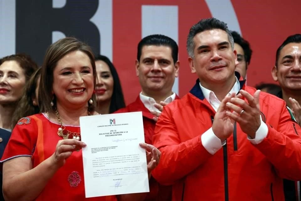 Xóchitl Gálvez entregó carta de intención en el PRI.