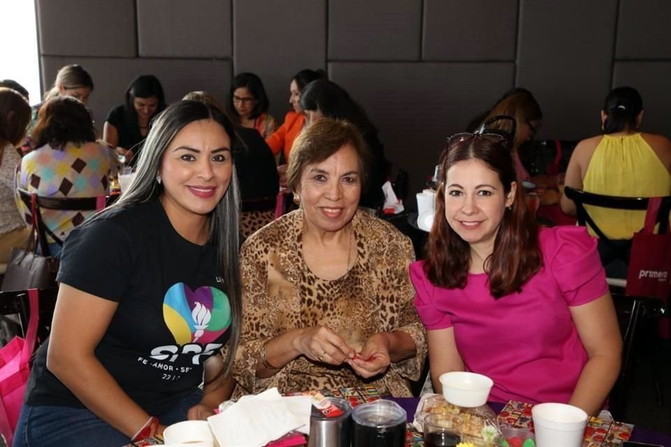 Liliana Espinoza de González, Magdalena Espinoza y Mandy Belloc