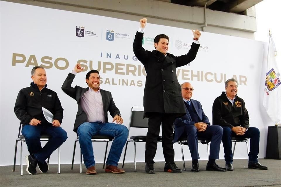 El Alcalde de Salinas Victoria, Raúl Cantú de la Garza, aprovechó para promover al Gobernador entre sus ciudadanos.