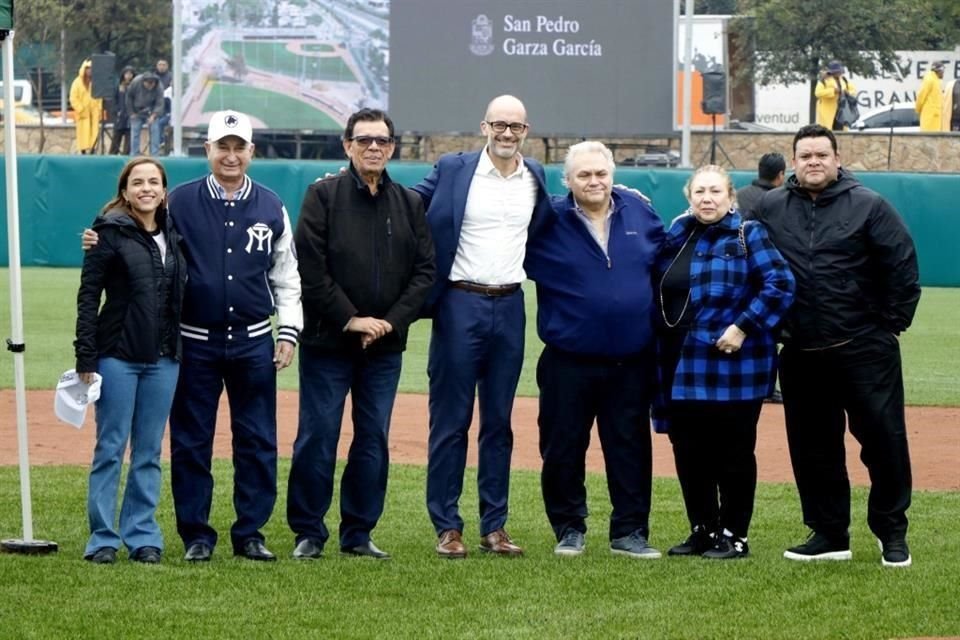 Fernando Valenzuela inauguró un estadio con su nombre en San Pedro.