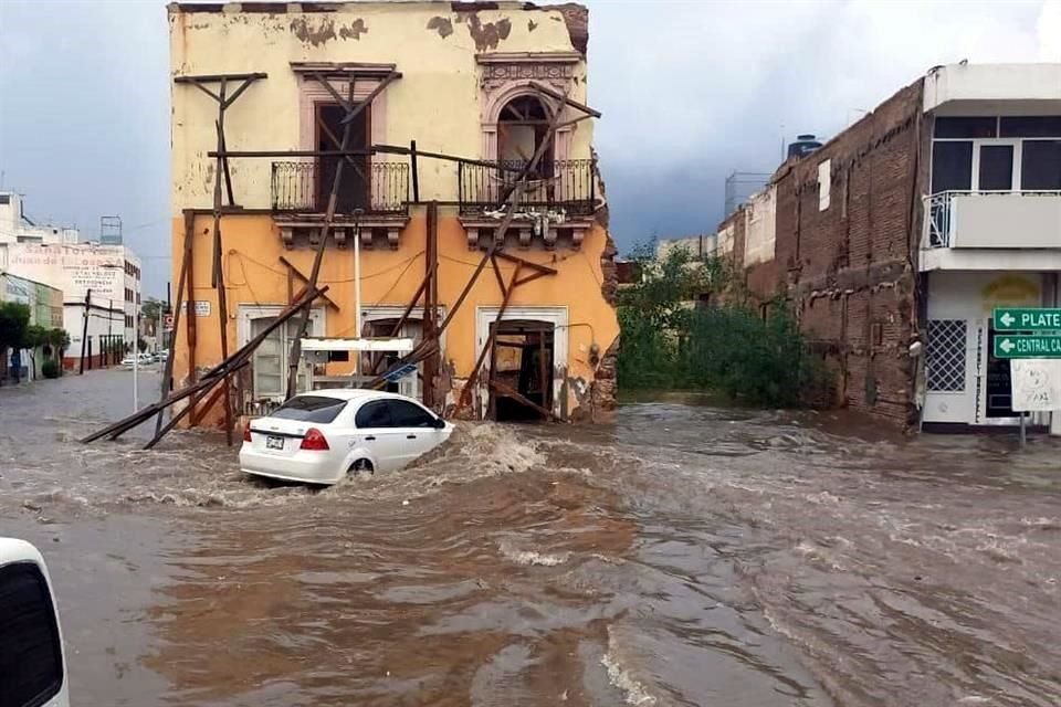 Elementos de emergencia atendieron el derrumbe antes de que fuera demasiado tarde.