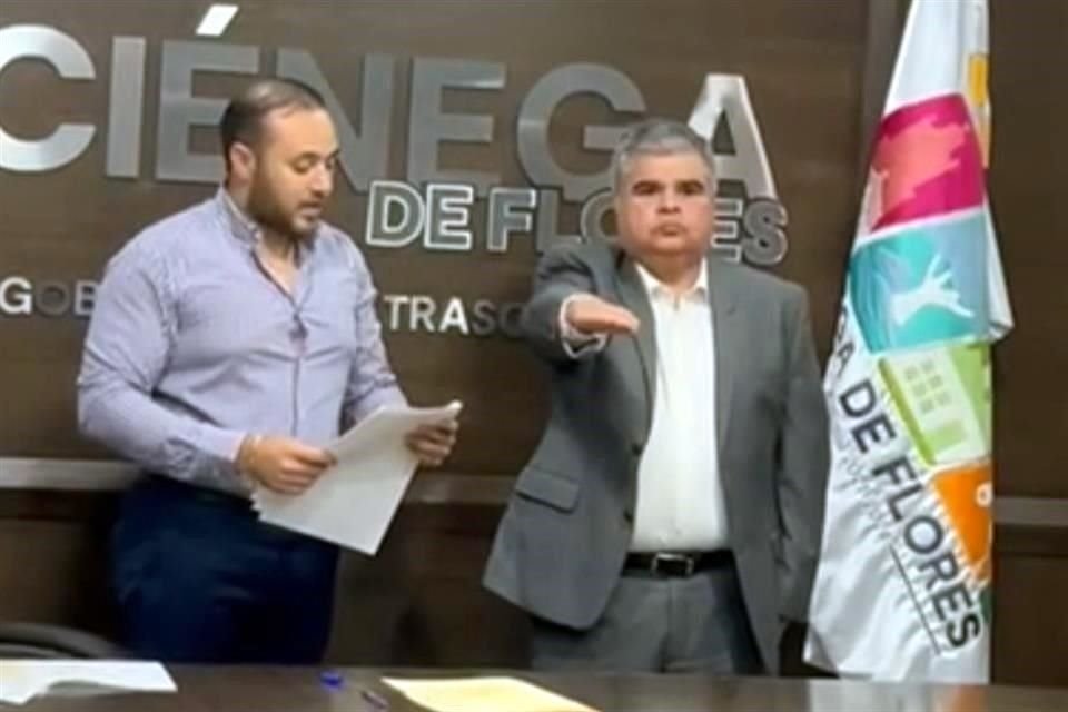 El Alcalde de Ciénega de Flores, Miguel Quiroga, y el nuevo Secretario de Seguridad Pública y Vialidad, Carlos Ruvalcaba Limas.