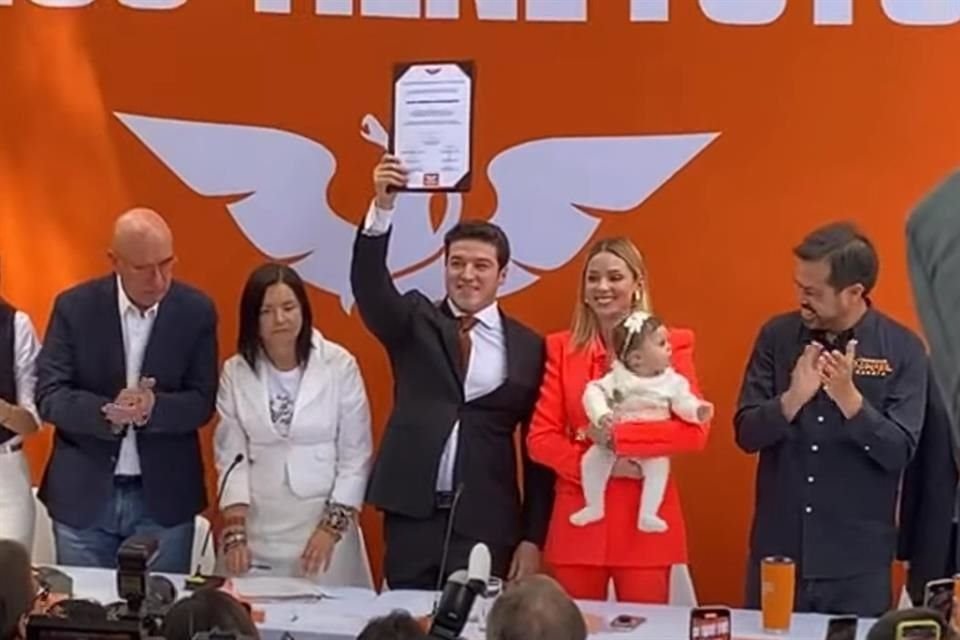 Samuel García muestra su registro como precancidato presidencial por MC.