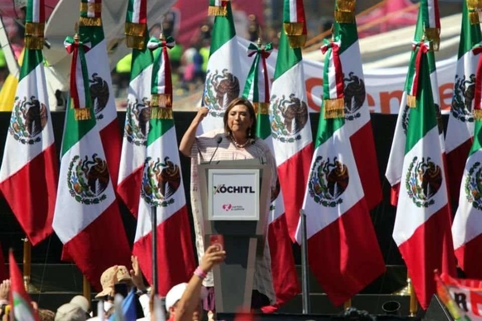 La precandidata presidencial del PAN-PRI-PRD, Xóchitl Gálvez, encabezó un mitin en el Monumento a la Revolución.