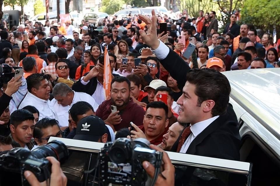 Al abordar su vehículo, Samuel García se despidió de las personas que asistieron al evento.