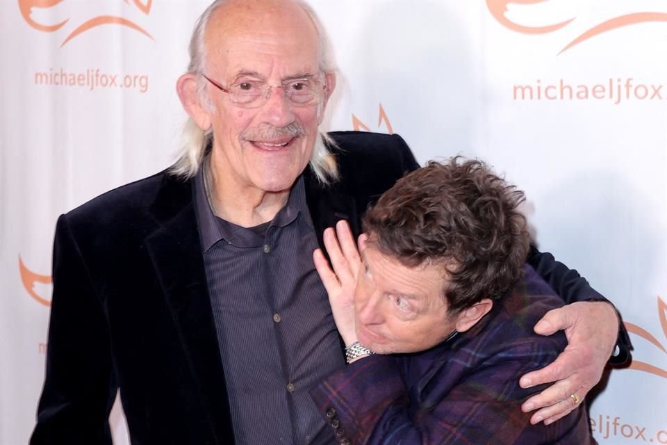 Ambos actores se abrazaron e intercambiaron sonrisas. Christopher Lloyd celebró el progreso de la fundación de su amigo, Michael J. Fox.