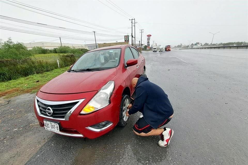 Las lluvias provocaron daños a vehículos causados por los baches.