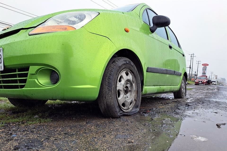 Las lluvias provocaron daños a vehículos causados por los baches.