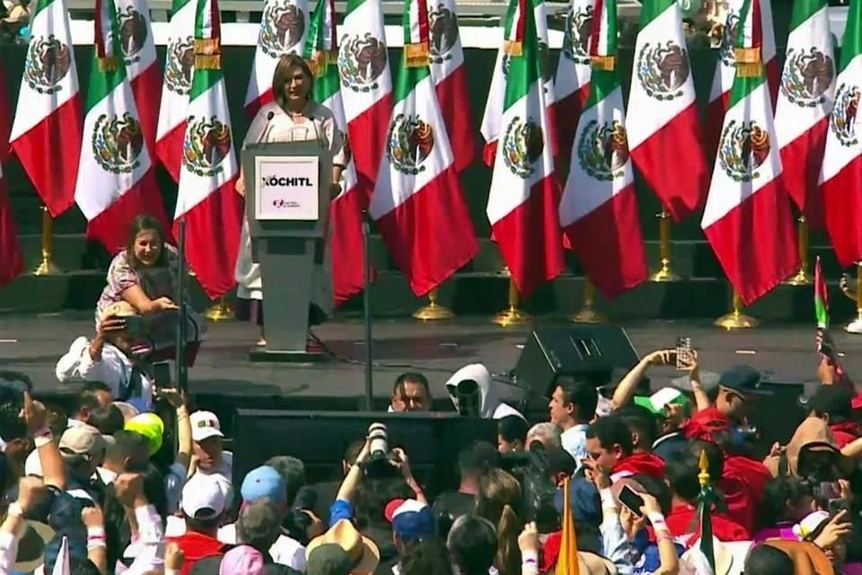 En hasta cuatro ocasiones, Xóchitl Gálvez, precandidata del Frente opositor, tropezó en su discurso por fallas en el teleprompter.