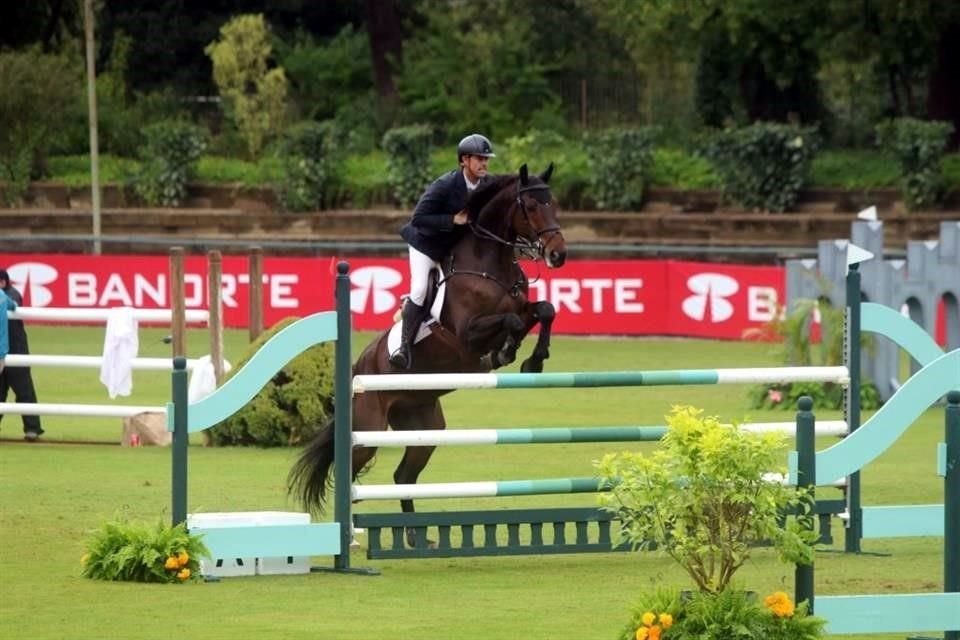 Daniel Salvatori montando a Fifty Fifty