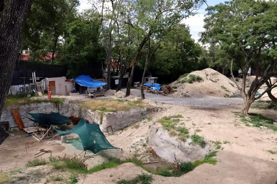 La zona se encuentra entre las barrancas que descienden hacia la Tercera Sección del Bosque de Chapultepec.