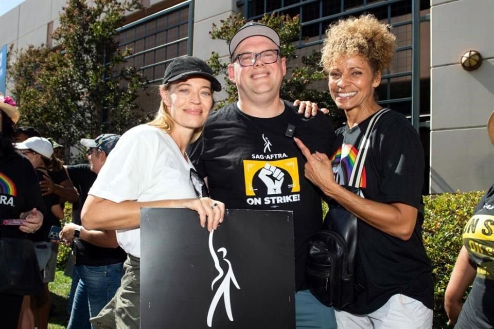 Celebran miembros el acuerdo entre el Sindicato de Actores de Hollywood y los grandes estudios.