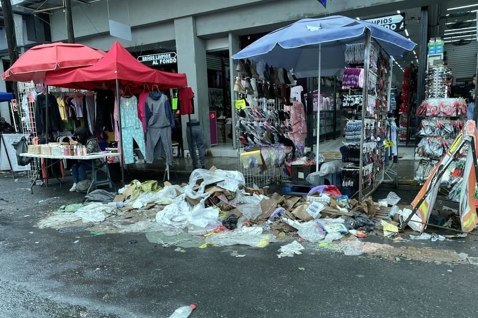 Comerciantes señalan que la basura viene de negocios informales.