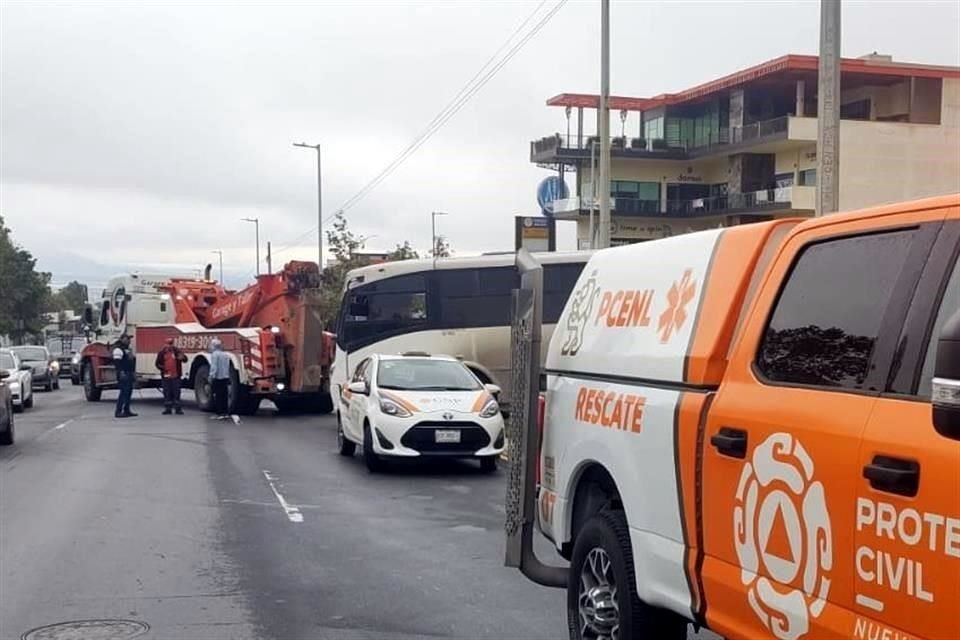 El camión terminó sobre un parque lineal en la Colonia Puerta de Hierro.