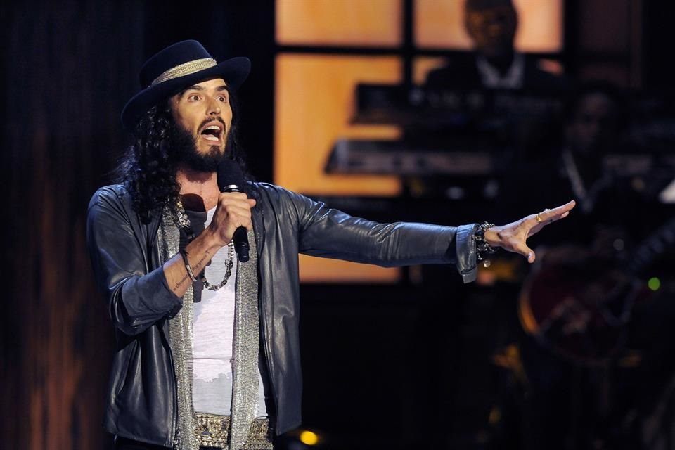 El comediante Russell Brand durante una presentación en la celebración 'Eddie Murphy: One Night Only' para Eddie Murphy en el Teatro Saban en Beverly Hills, California, el 3 de noviembre de 2012.