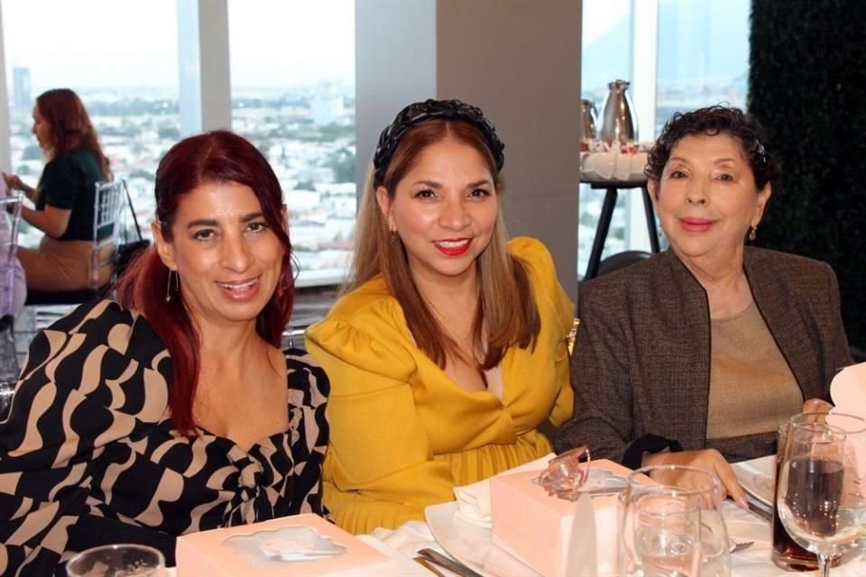 Leslie Mercado, Ylenia Mercado y María Cárdenas