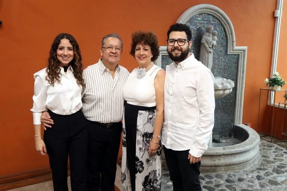 Maricela Pérez, José Ángel Pérez González, Maricela Cantú de Pérez y Ángel Pérez