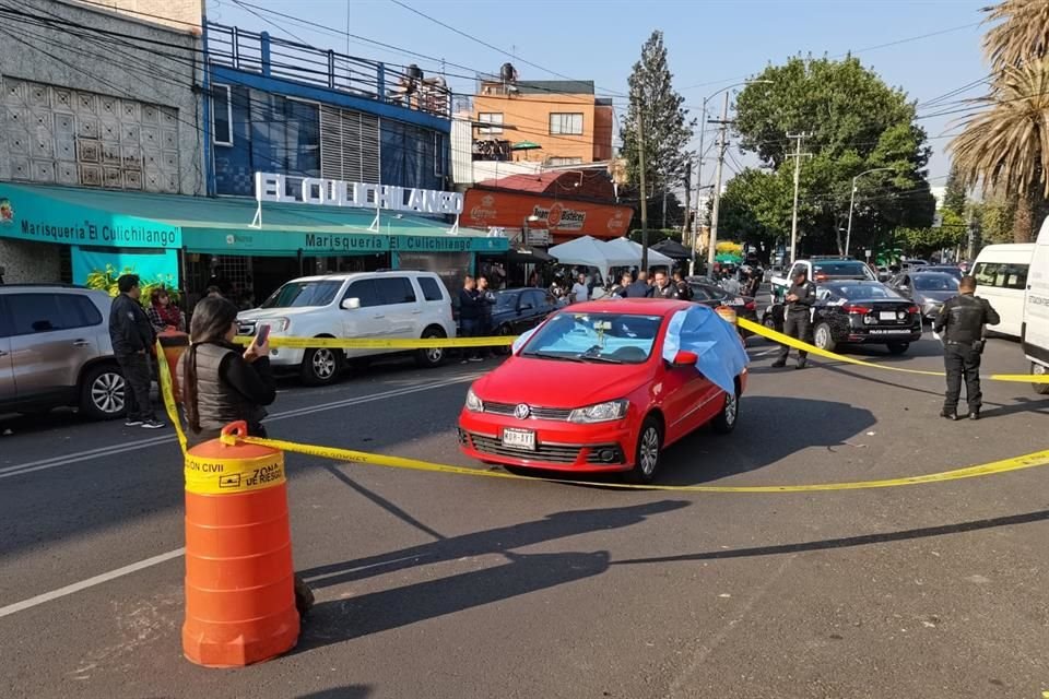 Los policías del Sector Narvarte acordonaron la zona y los peritos de la Fiscalía no tardaron en arribar al lugar.