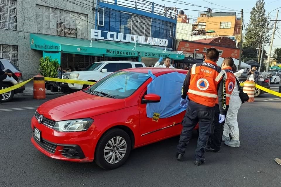 El auto de la víctima quedó sobre Avenida Universidad.