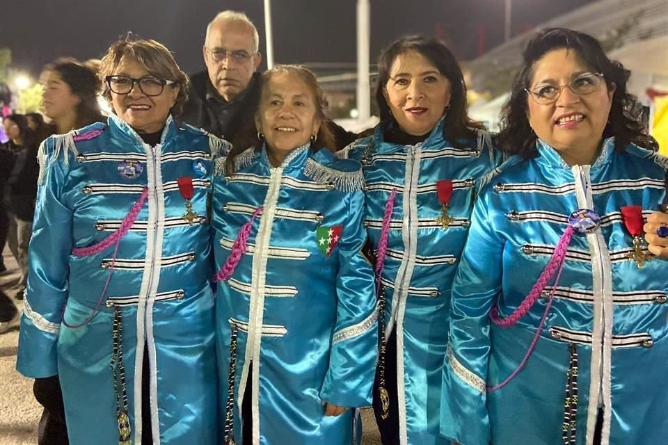 Rocío, Mary, Cris y Laura, por ejemplo, fueron cuatro señoras que compraron el atuendo en la misma tienda en línea, a su medida, y se reunieron para recordar los viejos tiempos de The Beatles.