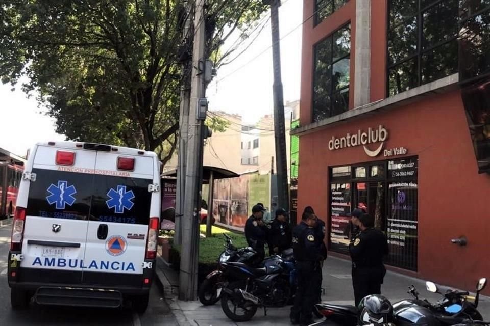 El escolta fue interceptado por dos sujetos a bordo de una motocicleta, quienes iban armados, para robar el dinero retirado.