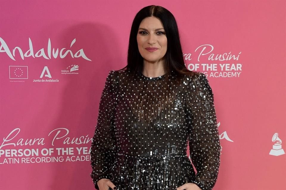 Previo al homenaje, Laura Pausini posó ante las cámaras con un vestido diseñado con cristales de Swarovski.