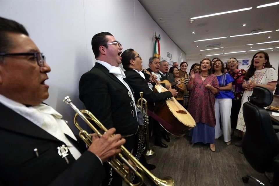 La bancada panista le llevó mariachis a Xóchirl Gálvez.