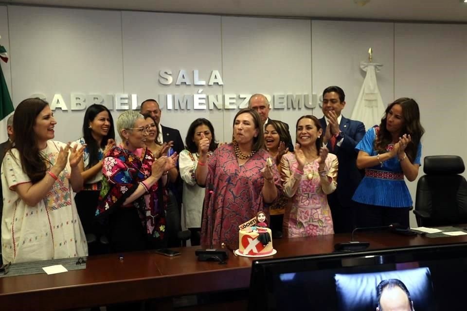 Los panistas arroparon a Xóchitl Gálvez en su último día en el Senado.