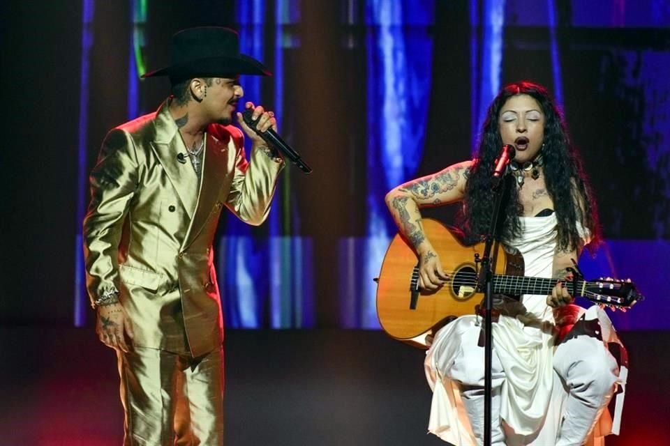 Christian Nodal interpretó un tema junto a Mon Laferte en un dueto que aplaudieron los asistentes.