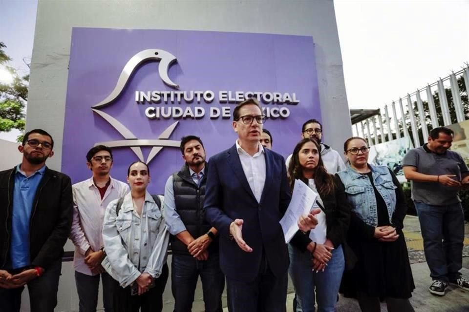 Salomón Chertorivski acudió a presentar una denuncia ante el IECM por actos anticipados de campaña.