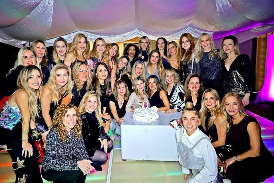 La cumpleañera con sus amigas.