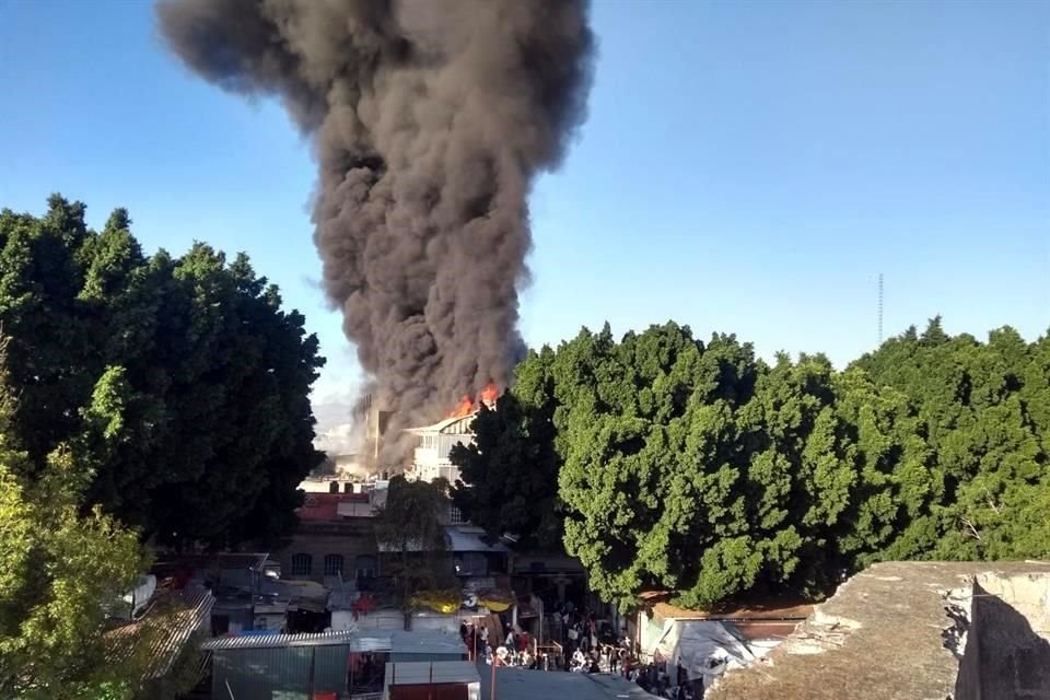 La columna provocada por el incendio en el Centro se observa desde diferentes puntos de la Ciudad.