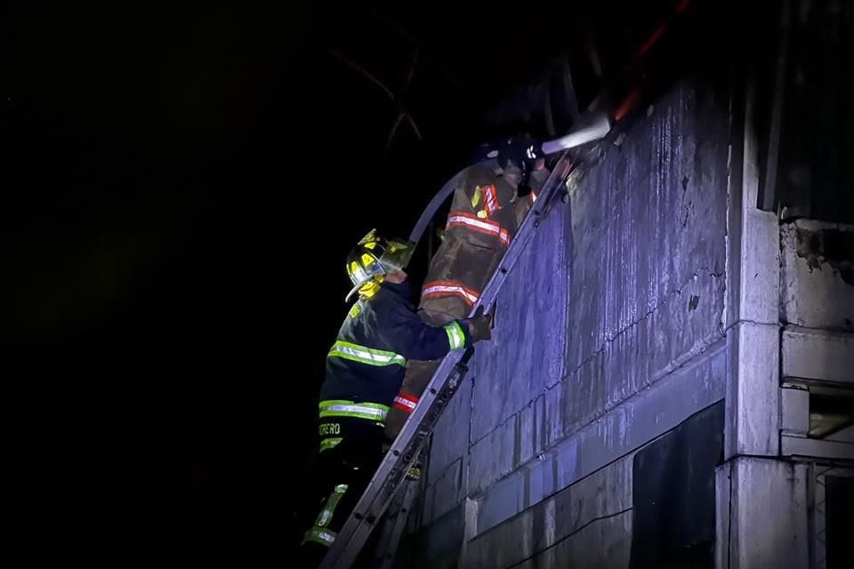 El incendio fue extinguido por completo esta madrugada, informaron autoridades.