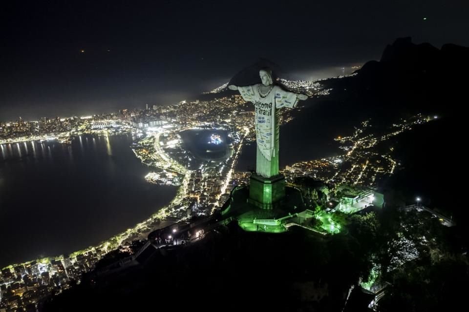 El monumento Cristo Redentor fue proyectado debido a un reto que estipuló el rector responsable de la estatua, en el que los fans de Swift debían recaudar 60 mil dólares para obras de caridad.