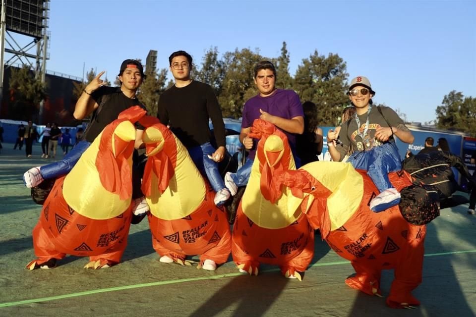 El espíritu de Halloween permea, por eso estos fans acudieron al festival con disfraces de gallo.