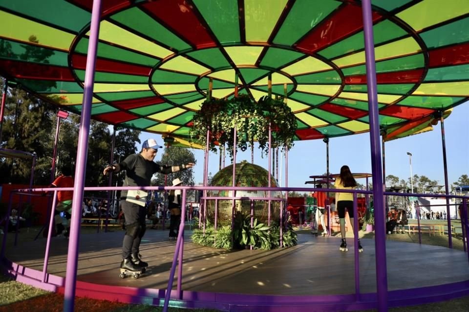 En el festival hay una pista de patinaje al estilo disco.