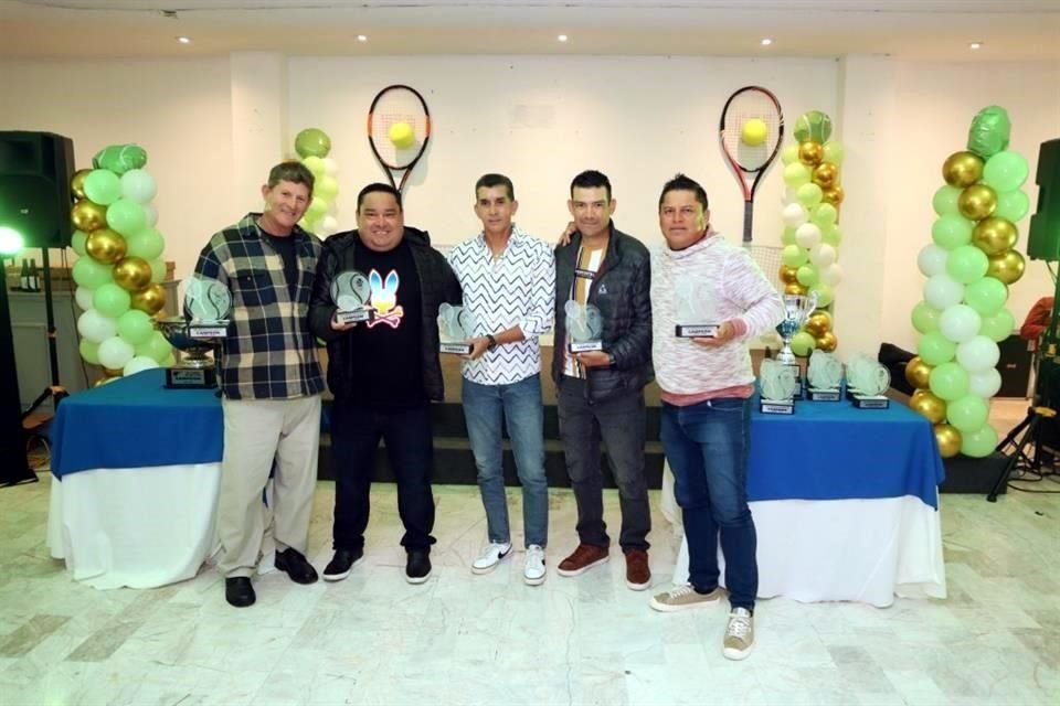 Ulises Treviño, Henry Martínez, Marco Trevjo, Daniel Vallejo y Max Martínez